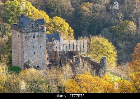 Castle Campbell situé dans les collines d'Ochil à l'air splendide dans les couleurs d'automne Banque D'Images
