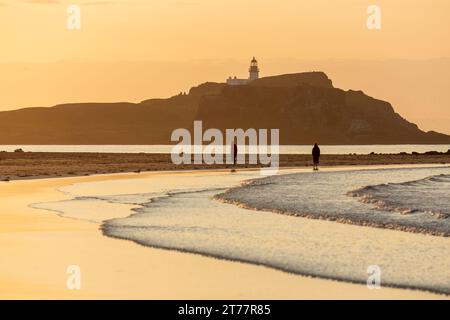 Un magnifique coucher de soleil à Fidra Island près de Yellowcraig Beach, North Berwick. Banque D'Images