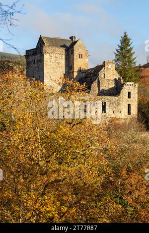 Castle Campbell situé dans les collines d'Ochil à l'air splendide dans les couleurs d'automne Banque D'Images