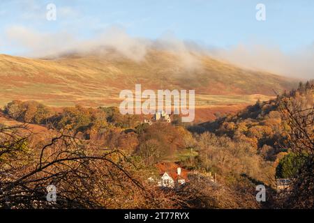 Castle Campbell situé dans les collines d'Ochil à l'air splendide dans les couleurs d'automne Banque D'Images