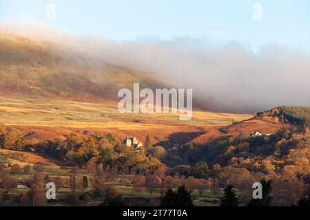 Castle Campbell situé dans les collines d'Ochil à l'air splendide dans les couleurs d'automne Banque D'Images