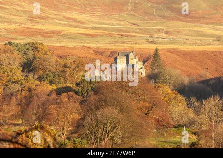 Castle Campbell situé dans les collines d'Ochil à l'air splendide dans les couleurs d'automne Banque D'Images