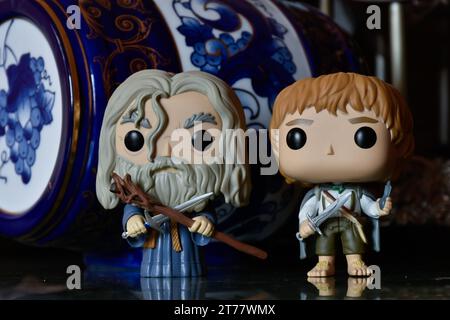 Figurines Funko Pop de magicien Gandalf le gris et hobbit Sam du film fantastique le Seigneur des anneaux. Palais sombre, fût bleu porcelaine. Banque D'Images