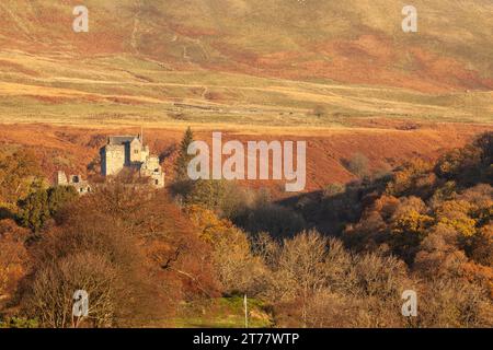 Castle Campbell situé dans les collines d'Ochil à l'air splendide dans les couleurs d'automne Banque D'Images