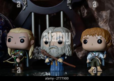 Figurines Funko Pop d'elfe Legolas, magicien Gandalf le gris et hobbit Sam du film fantastique le Seigneur des anneaux. Palais antique sombre. Banque D'Images