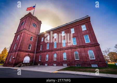 Springfield, ma—8 novembre 2023 ; entrée principale et tour de l'horloge du lieu historique national de l'arsenal de Springfield géré par le service du parc dans l'ouest de Massachuse Banque D'Images