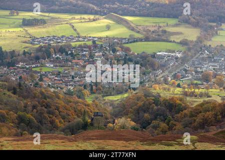 La petite ville écossaise de Dollar avec le château Campbell au premier plan, Dollar, Clackmannanshire, Écosse Banque D'Images
