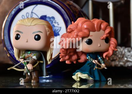 Funko Pop figurines d'action d'elfe Legolas du film le Seigneur des anneaux et la princesse Merida du film d'animation Brave. Archers, château médiéval. Banque D'Images