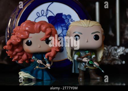 Funko Pop figurines d'action de la princesse Merida du film d'animation Brave et elfe Legolas du film le Seigneur des anneaux. Archers, château, fût. Banque D'Images