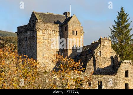 Castle Campbell situé dans les collines d'Ochil à l'air splendide dans les couleurs d'automne Banque D'Images