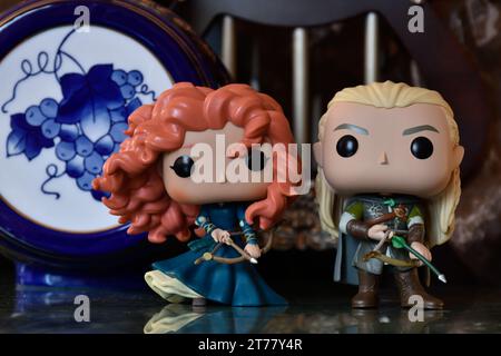 Funko Pop figurines d'action de la princesse Merida du film d'animation Brave et elfe Legolas du film le Seigneur des anneaux. Archers, château, fût. Banque D'Images