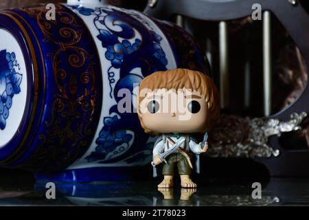 Funko Pop figurine d'action de hobbit Sam du film fantastique le Seigneur des anneaux. Palais sombre, colonnes anciennes, fût bleu porcelaine avec des motifs. Banque D'Images