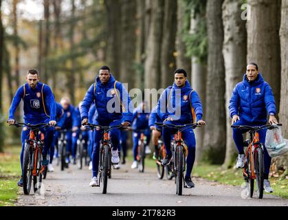 ZEIST - (de gauche à droite) Stefan de Vrij, Denzel Dumfries, Cody Gakpo et Virgil van Dijk lors d'une séance d'entraînement de l'équipe nationale néerlandaise sur le campus KNVB le 14 novembre 2023 à Zeist, aux pays-Bas. L'équipe nationale néerlandaise se prépare pour les matchs de qualification du Championnat d'Europe contre l'Irlande et Gibraltar. ANP REMKO DE WAAL Banque D'Images