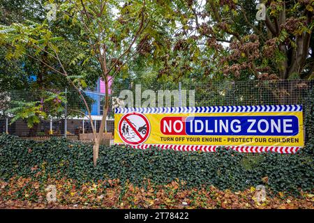 Panneau No Idling zone UK - panneau de contrôle de la pollution à l'extérieur d'une école à Cambridge UK. Banque D'Images