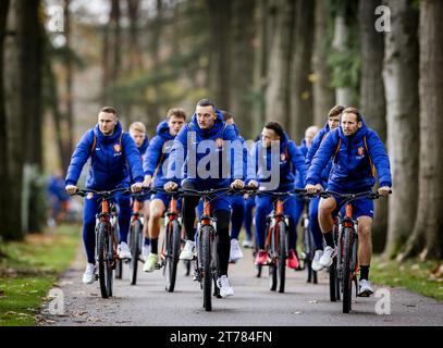 ZEIST - gardien Justin Bijlow (m) et Daley Blind lors d'une séance d'entraînement de l'équipe nationale néerlandaise au campus KNVB le 14 novembre 2023 à Zeist, aux pays-Bas. L'équipe nationale néerlandaise se prépare pour les matchs de qualification du Championnat d'Europe contre l'Irlande et Gibraltar. ANP REMKO DE WAAL Banque D'Images