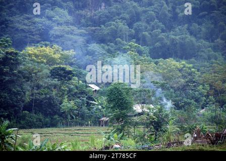 Un petit village caché dans la jungle dans les montagnes du nord du Vietnam Banque D'Images