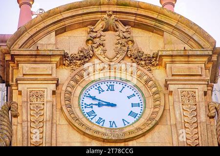 Porto, Portugal - 15 janvier 2023 : horloge au centre d'une structure architecturale capitale. Banque D'Images