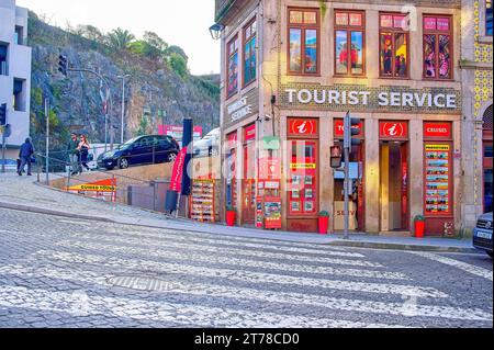 Porto, Portugal - 15 janvier 2023 : un bâtiment de l'Office de Tourisme dans un coin de la vieille ville. Banque D'Images