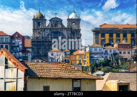 Porto, Portugal - 15 janvier 2023 : façade d'une église médiévale en réparation. Le temple est encadré avec d'autres bâtiments anciens. Banque D'Images