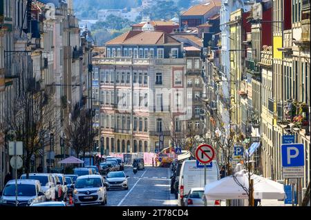 Porto, Portugal - 15 janvier 2023 : circulation dans une rue de la ville dans le quartier du centre-ville. Banque D'Images