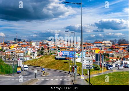 Porto, Portugal - 15 janvier 2023 : paysage urbain et horizon encadrés sur une route urbaine. Banque D'Images