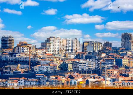 Porto, Portugal - 15 janvier 2023 : vue aérienne du paysage urbain et de l'horizon de la deuxième plus grande ville du pays. Banque D'Images