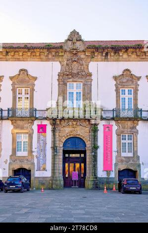 Porto, Portugal - 15 janvier 2023 : façade du palais épiscopal sur la place de la cathédrale Banque D'Images