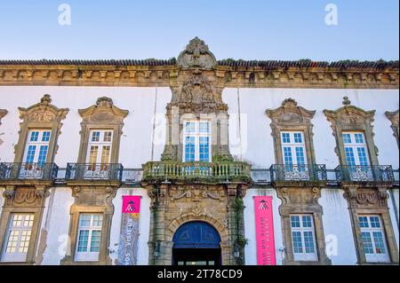 Porto, Portugal - 15 janvier 2023 : façade du palais épiscopal sur la place de la cathédrale Banque D'Images