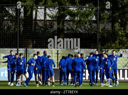 ZEIST - la sélection lors d'une session d'entraînement de l'équipe nationale néerlandaise au Campus KNVB le 14 novembre 2023 à Zeist, aux pays-Bas. L'équipe nationale néerlandaise se prépare pour les matchs de qualification du Championnat d'Europe contre l'Irlande et Gibraltar. ANP REMKO DE WAAL Banque D'Images