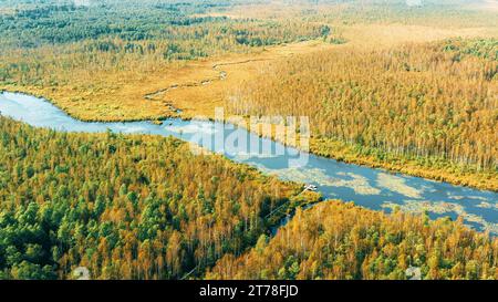 Vue aérienne du paysage de la rivière incurvée d'été dans la soirée d'automne. Domzheritsy, région de Vitebsk, Biélorussie. Rivière Buzyanka Banque D'Images