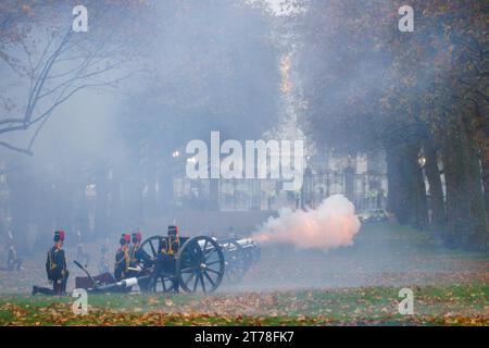 Green Park, Londres, Royaume-Uni. 14 novembre 2023. La Royal Horse Artillery de la troupe du roi tire un Royal Salute de 41 canons à Green Park pour le 75e anniversaire de sa Majesté le roi. Les soldats, les chevaux et les fusils de la troupe royale du cheval de la troupe du roi portent un uniforme complet qui comprend des vestes tressées en or et des chapeaux busby. 71 chevaux tirant six canons de campagne de 13 livres de l'époque de la première Guerre mondiale tiraient des obus d'artillerie à blanc à des intervalles de dix secondes jusqu'à ce que quarante et un coups de feu aient été tirés. Photo par Amanda Rose/Alamy Live News Banque D'Images