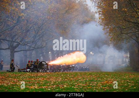 Green Park, Londres, Royaume-Uni. 14 novembre 2023. La Royal Horse Artillery de la troupe du roi tire un Royal Salute de 41 canons à Green Park pour le 75e anniversaire de sa Majesté le roi. Les soldats, les chevaux et les fusils de la troupe royale du cheval de la troupe du roi portent un uniforme complet qui comprend des vestes tressées en or et des chapeaux busby. 71 chevaux tirant six canons de campagne de 13 livres de l'époque de la première Guerre mondiale tiraient des obus d'artillerie à blanc à des intervalles de dix secondes jusqu'à ce que quarante et un coups de feu aient été tirés. Photo par Amanda Rose/Alamy Live News Banque D'Images