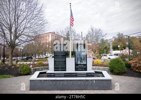 Le mémorial de Mount Kisco, New York 911, composé de structures en granit de 2 7 pieds symbolisant les tours jumelles. Il est dédié aux pompiers. Banque D'Images