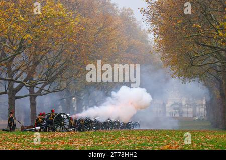 Green Park, Londres, Royaume-Uni. 14 novembre 2023. La Royal Horse Artillery de la troupe du roi tire un Royal Salute de 41 canons à Green Park pour le 75e anniversaire de sa Majesté le roi. Les soldats, les chevaux et les fusils de la troupe royale du cheval de la troupe du roi portent un uniforme complet qui comprend des vestes tressées en or et des chapeaux busby. 71 chevaux tirant six canons de campagne de 13 livres de l'époque de la première Guerre mondiale tiraient des obus d'artillerie à blanc à des intervalles de dix secondes jusqu'à ce que quarante et un coups de feu aient été tirés. Photo par Amanda Rose/Alamy Live News Banque D'Images