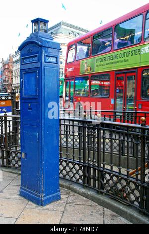 Londres, Angleterre - janvier 20 2007 : Blue police public Call Post à la sortie du métro à Piccadilly Circus. Banque D'Images