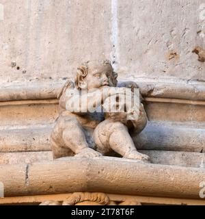 Sculpture en pierre inhabituelle avec un enfant tenant le crâne humain, Cathédrale de Burgos, Burgos, Castille et Léon , nord-ouest de l'Espagne, Europe, Banque D'Images