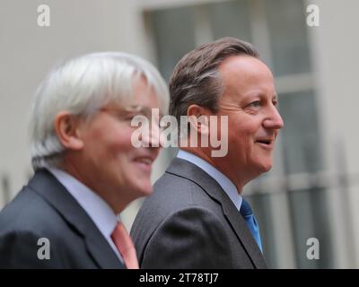 Londres, Royaume-Uni. 14 novembre 2023. Lord David Cameron, secrétaire d'État aux Affaires étrangères, au Commonwealth et au développement, et Andrew Mitchell, ministre d'État (développement et Afrique) arrivent au Bureau du Cabinet pour la réunion du Cabinet. Crédit : Uwe Deffner/Alamy Live News Banque D'Images