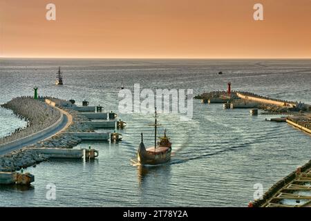 Bateau d'excursion 'Viking' à l'embouchure de la rivière Parsęta depuis le phare de Kołobrzeg en Poméranie, voïvodie de Poméranie occidentale (Zachodniopomorskie), Pologne Banque D'Images