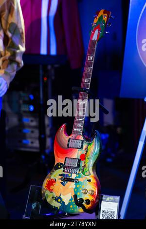 Nashville, États-Unis. 13 novembre 2023. Eric Clapton's Cream stage a joué 1964 'Fool' Gibson SG Electric Guitar pour une vente aux enchères dans le cadre de Lyrics for a cause. Julienn's Auctions s'est associé à Music Health Alliance pour offrir une collection rare de paroles manuscrites de chanteurs et auteurs-compositeurs légendaires. Une poignée d'articles mis aux enchères sont temporairement exposés au Hard Rock Cafe à Nashville, Tennessee, le 13 novembre 2023. (Photo de Kindell Buchanan/Sipa USA) crédit : SIPA USA/Alamy Live News Banque D'Images