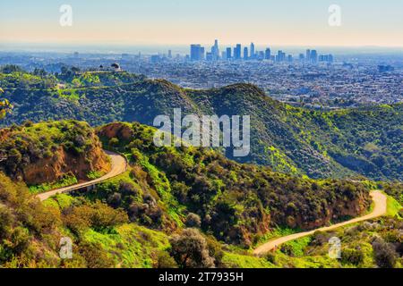 Le Griffith Observatory, célèbre dans le monde entier, se trouve face à la fascinante ligne d'horizon de Los Angeles, comme on le voit lors de la randonnée Hollywood Hills. Banque D'Images