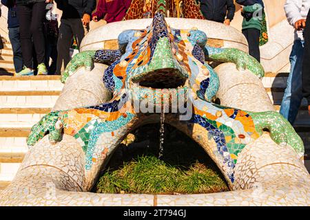 Park Güell (catalan : Parc Güell est un système de parc privatisé composé de jardins et d'éléments architecturaux locat Banque D'Images