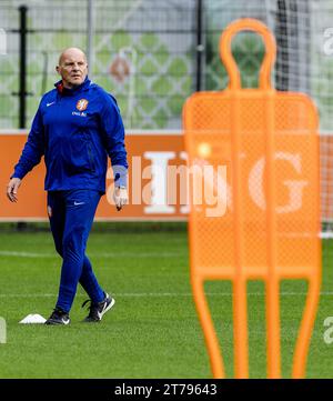 ZEIST - Rene Wormhoudt lors d'une session d'entraînement de l'équipe nationale néerlandaise au campus KNVB le 14 novembre 2023 à Zeist, aux pays-Bas. L'équipe nationale néerlandaise se prépare pour les matchs de qualification du Championnat d'Europe contre l'Irlande et Gibraltar. ANP REMKO DE WAAL Banque D'Images