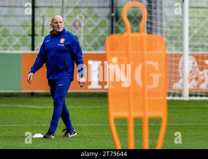 ZEIST - Rene Wormhoudt lors d'une session d'entraînement de l'équipe nationale néerlandaise au campus KNVB le 14 novembre 2023 à Zeist, aux pays-Bas. L'équipe nationale néerlandaise se prépare pour les matchs de qualification du Championnat d'Europe contre l'Irlande et Gibraltar. ANP REMKO DE WAAL Banque D'Images