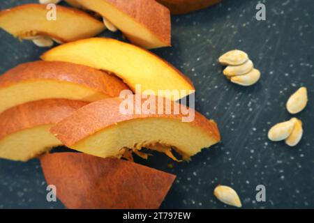 citrouille tranchée avec les graines sur le fond de pierre Banque D'Images