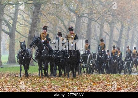 Green Park, Westminster, Londres, Royaume-Uni. 14 novembre 2023. Un salut de 41 canons a eu lieu dans le Royal Park of Green Park pour célébrer l'anniversaire du roi Charles III qui a 75 ans aujourd'hui. Le salut a été tiré par le King's Troop Royal Horse Artillery (KTRHA) qui est arrivé dans le parc à cheval en tirant les canons QF de 13 livres de la première Guerre mondiale. Le salut a eu lieu à 12 heures de midi sous une forte pluie. Troupes montées partant Banque D'Images