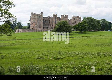 Vue panoramique sur l'impressionnant château Raby,Staindrop, Durham Co. Banque D'Images