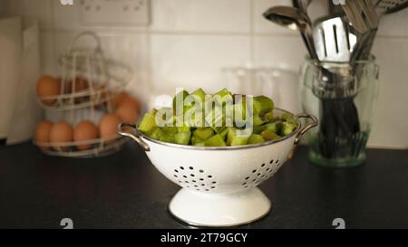 Rhubarbe coupée en tranches et coupée dans une passoire prête pour la cuisson Banque D'Images
