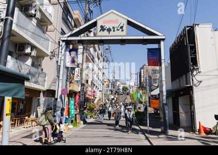 Tokyo, Japon - 09 avril 2023 : vue de rue de Yanaka Ginza avec des inconnus, une rue commerçante traditionnelle dans le quartier de Yanaka, qui a été épargnée dur Banque D'Images