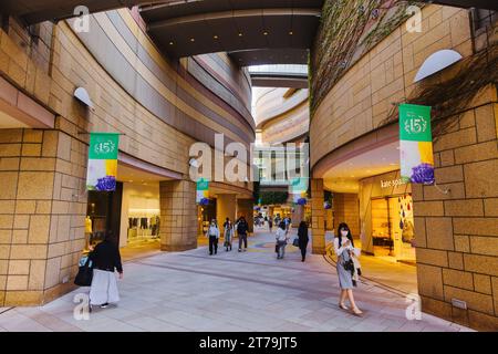 Osaka, Japon – 13 avril 2023 : passage dans les parcs de Namba avec des personnes non identifiées. Namba Parks est un complexe commercial et de bureaux situé dans le district de Namba Banque D'Images