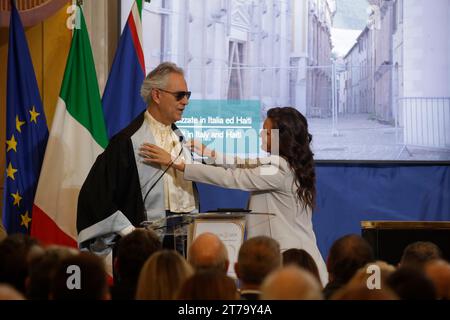 Naples, Italie. 14 novembre 2023. Université Federico II de Naples, le ténor Andrea Bocelli reçoit un diplôme honorifique en gestion des services et politiques sociaux grâce à sa fondation qui porte son nom, en présence de son épouse Veronica Berti. Crédit : Agence photo indépendante/Alamy Live News Banque D'Images